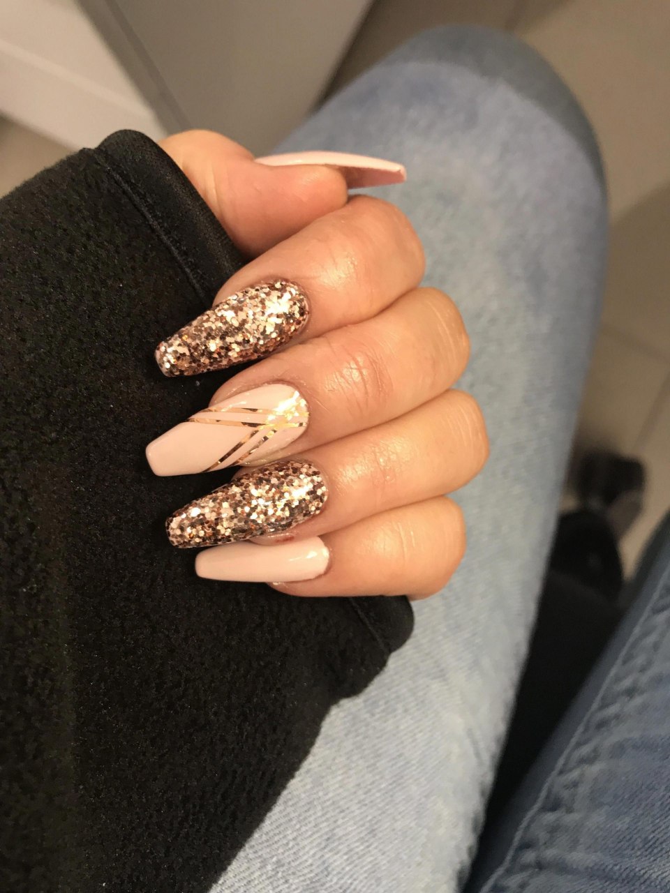 Острые ногти коричневые с золотом