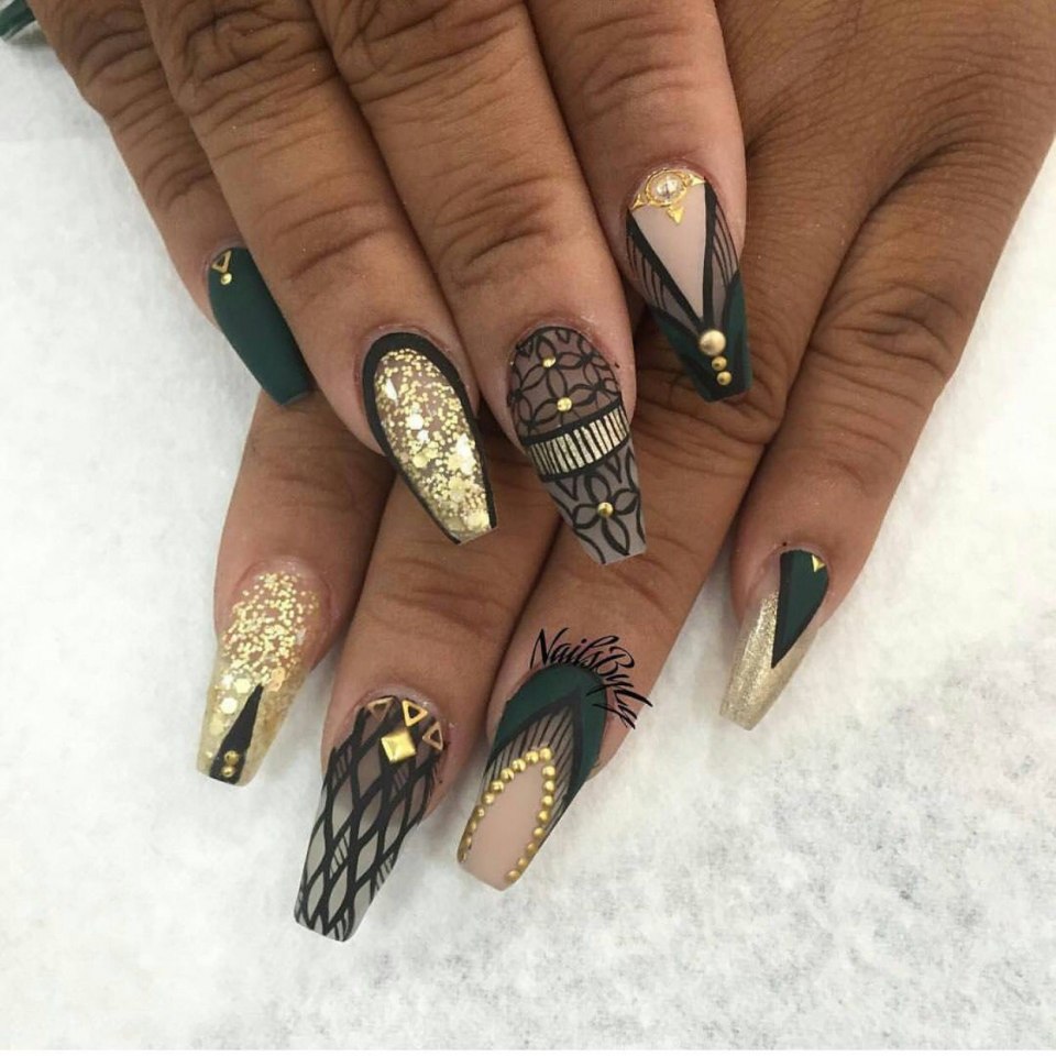 Ногти балерина черные с золотом