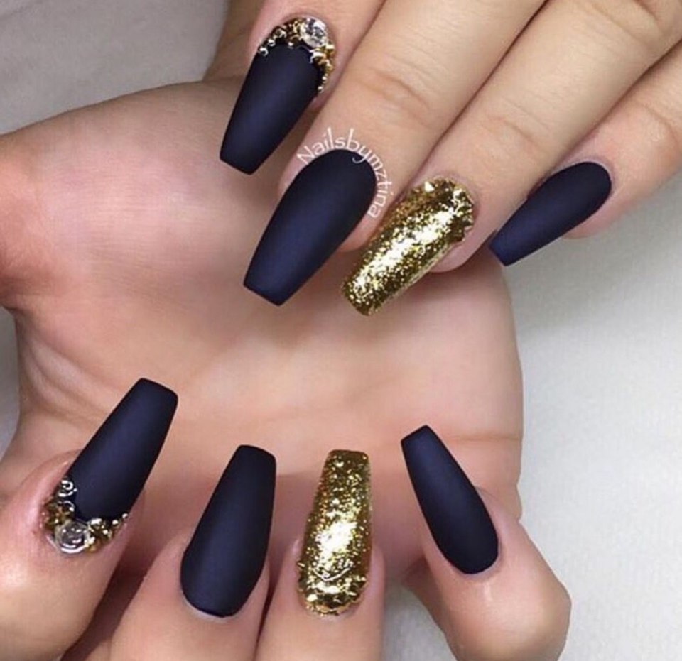 Ногти белые с золотом