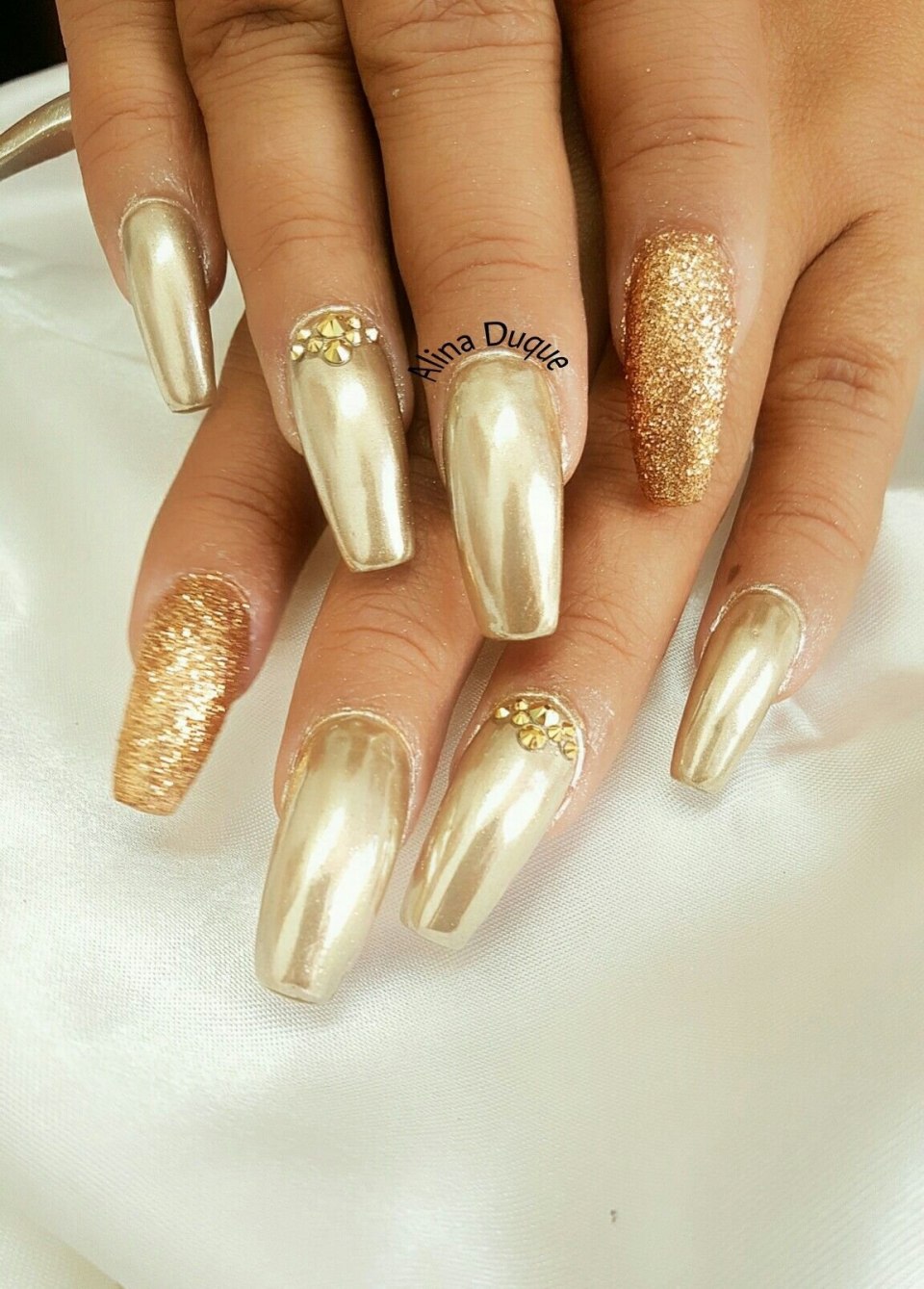 Золотой френч на миндалевидных ногтях 2021