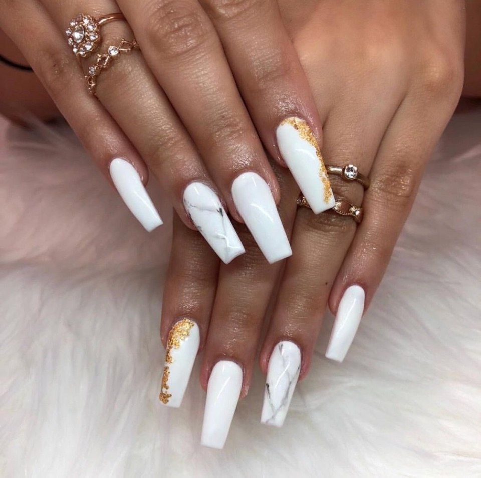 Ногти белые с золотом