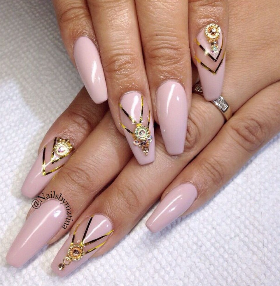 Длинные золотые ногти