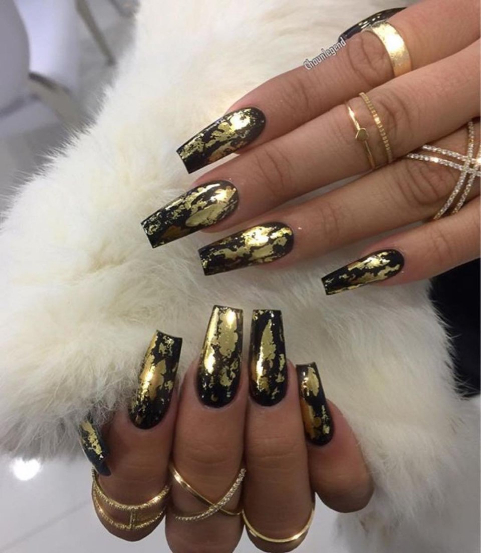 Наращивание ногтей черные с золотом