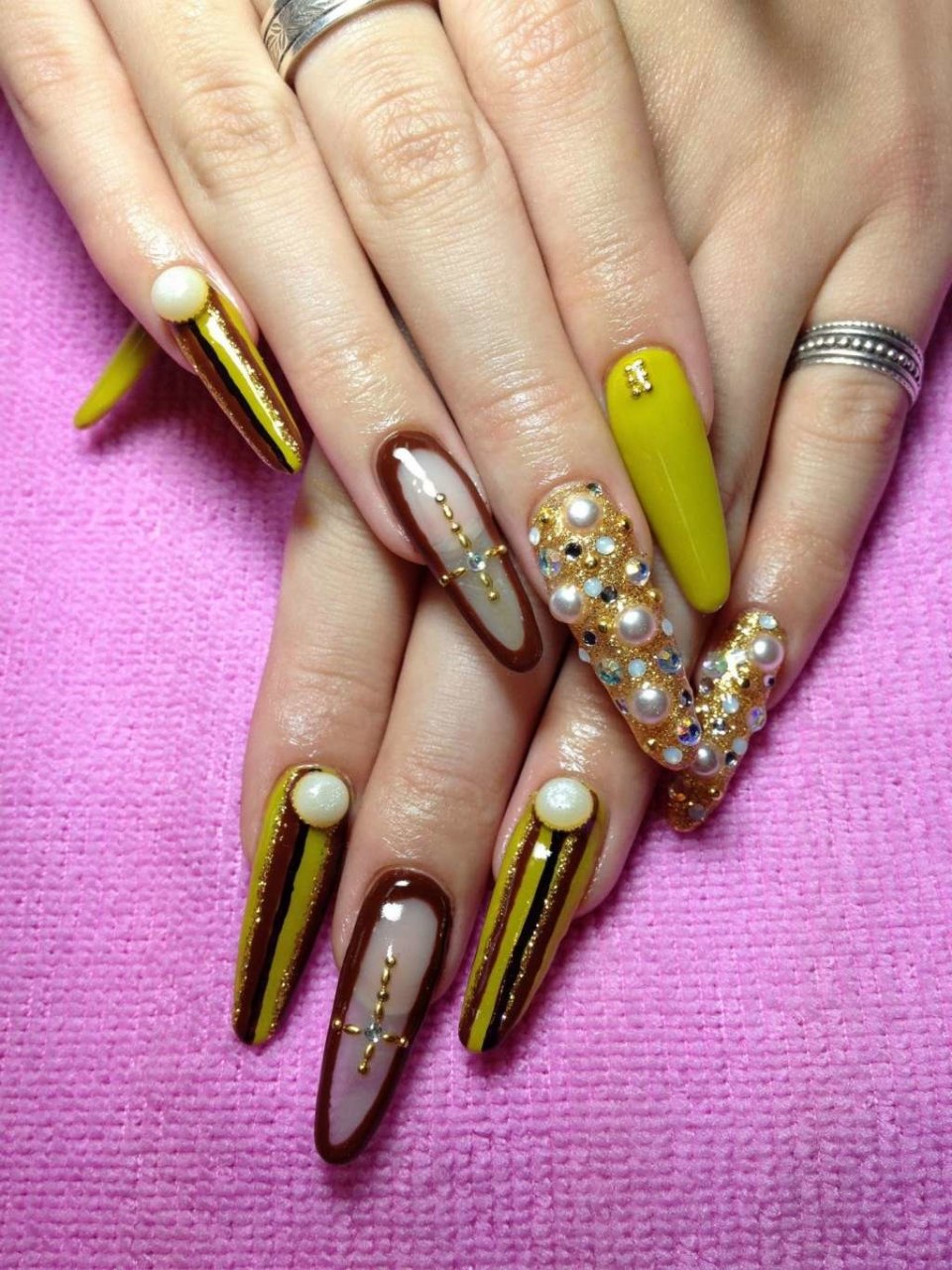 Яркий маникюр с золотом