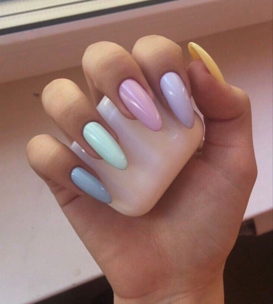Разноцветные ногти в пастельных тонах