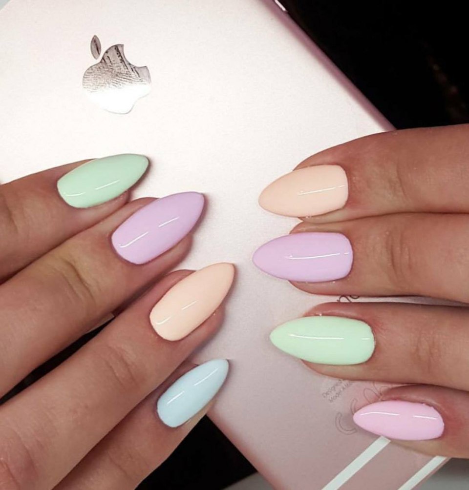 Маникюр разноцветный в пастельных тонах