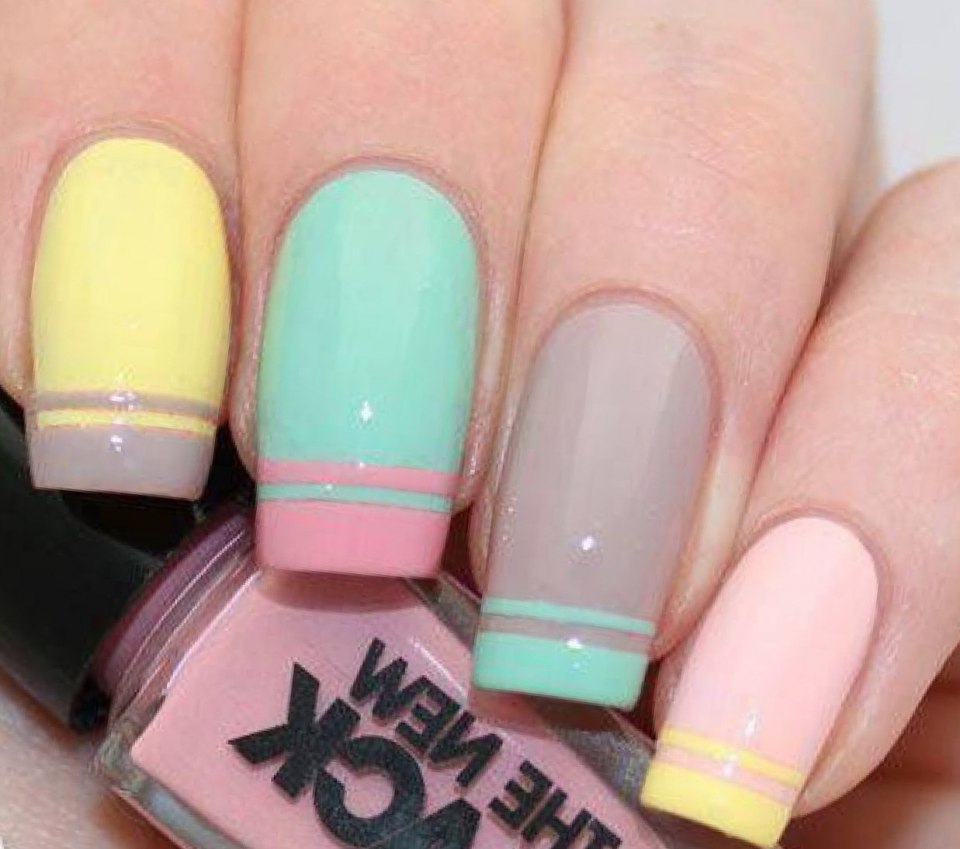 Маникюр с разноцветными ногтями пастельные тона