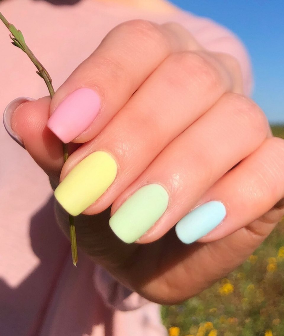 Разноцветные ногти пастель