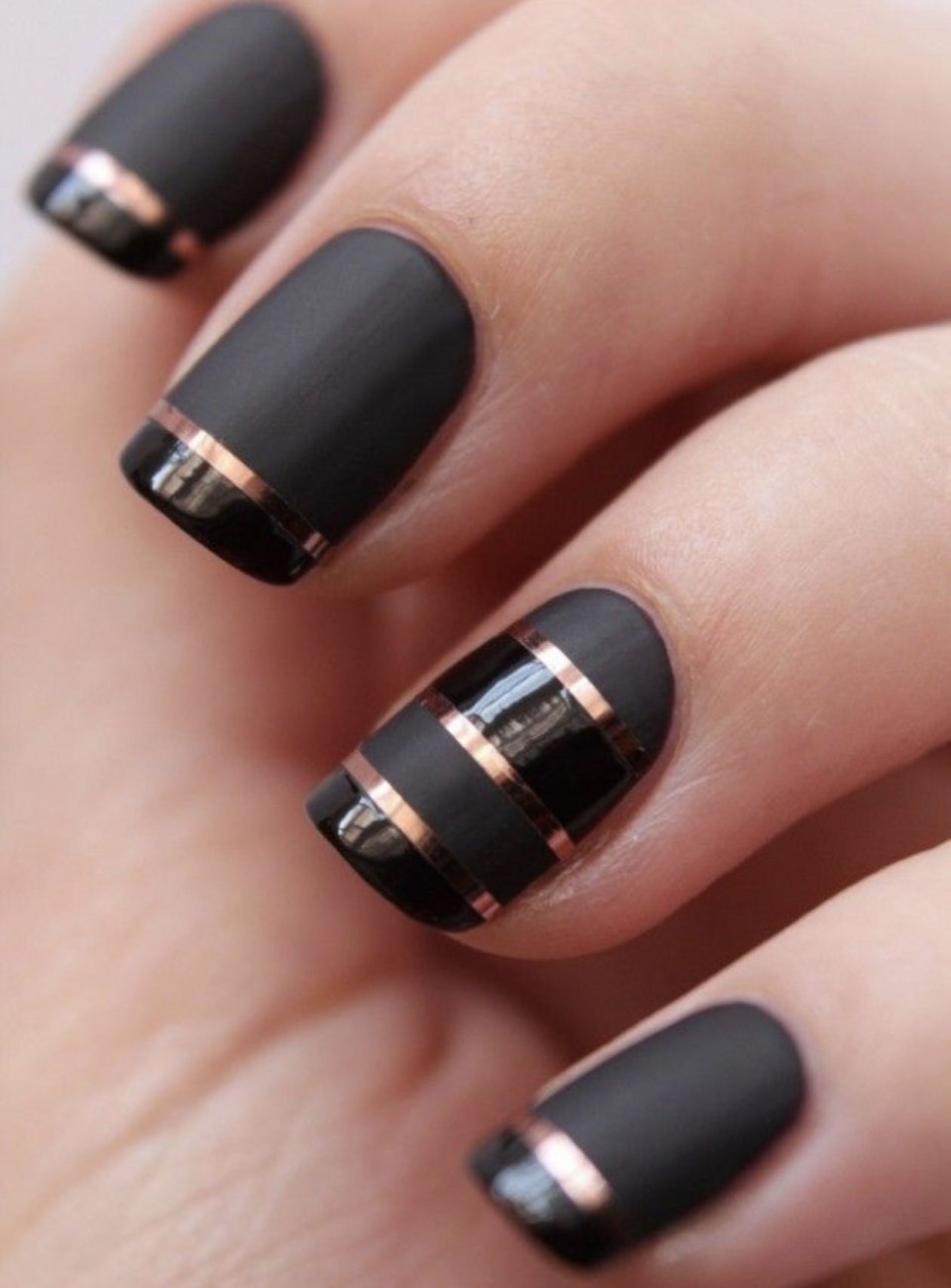 Тёмный маникюр на короткие ногти