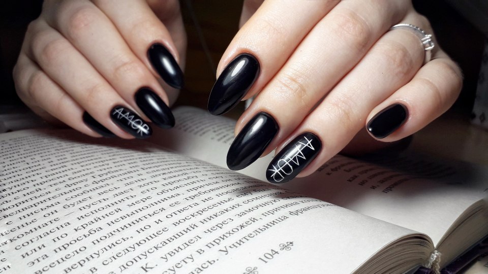 Маникюр на короткие ногти в сочетании с черным