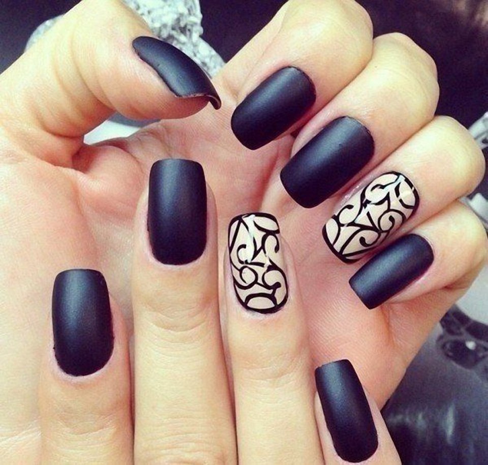 Чёрный маникюр на короткие ногти