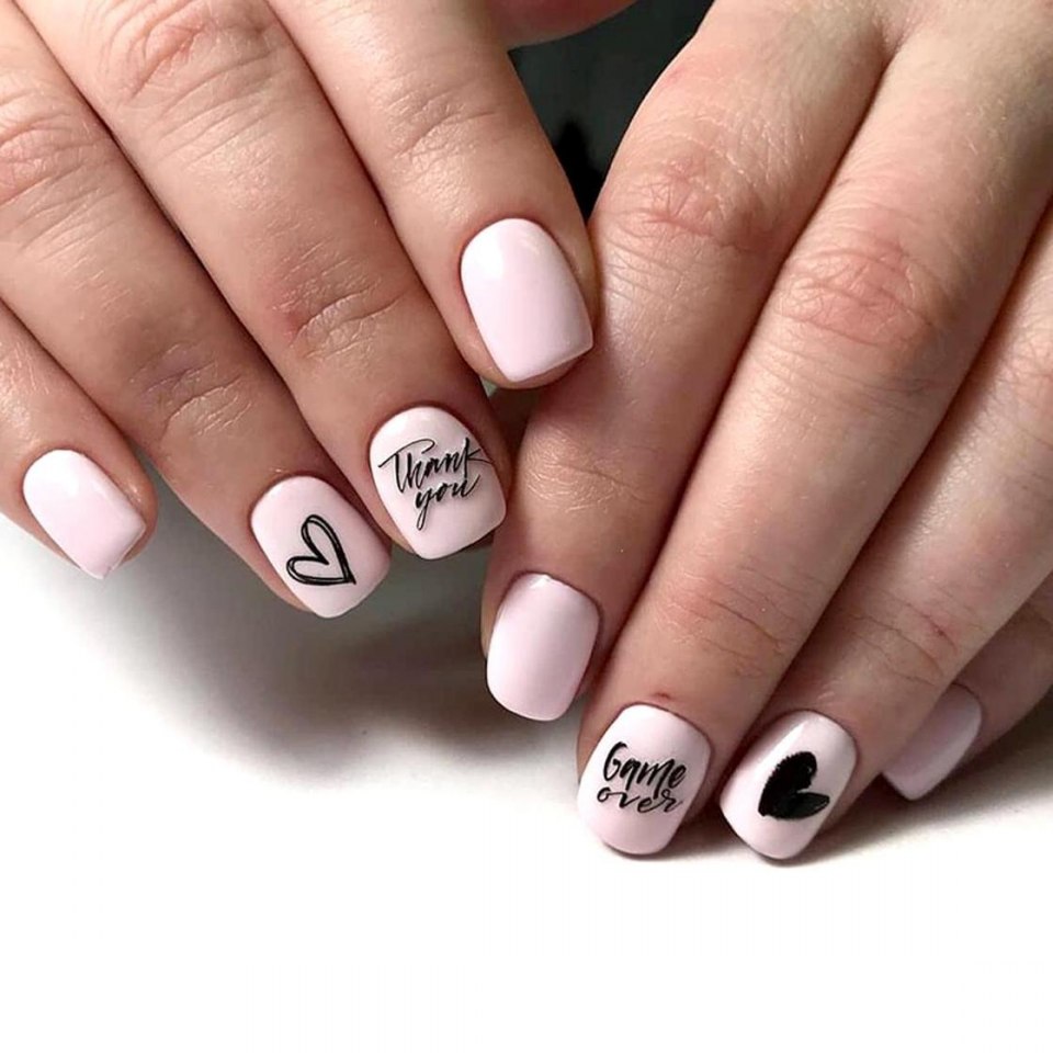 Маникюр с буквами