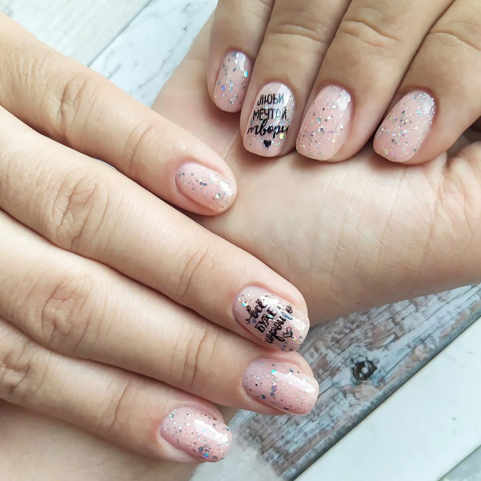 Нюдовый маникюр с наклейками 2021