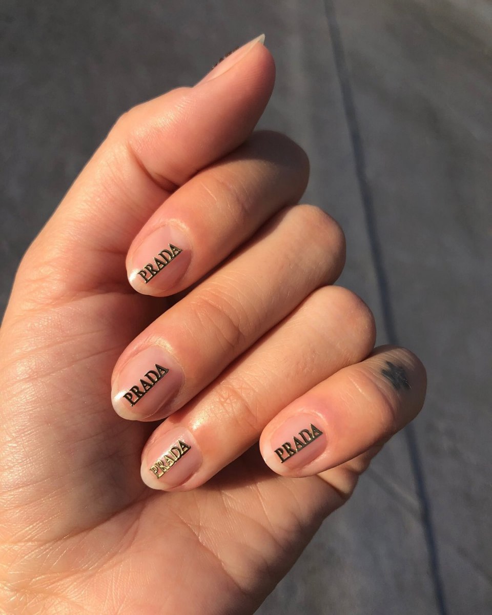 Маникюр на средние ногти с надписями