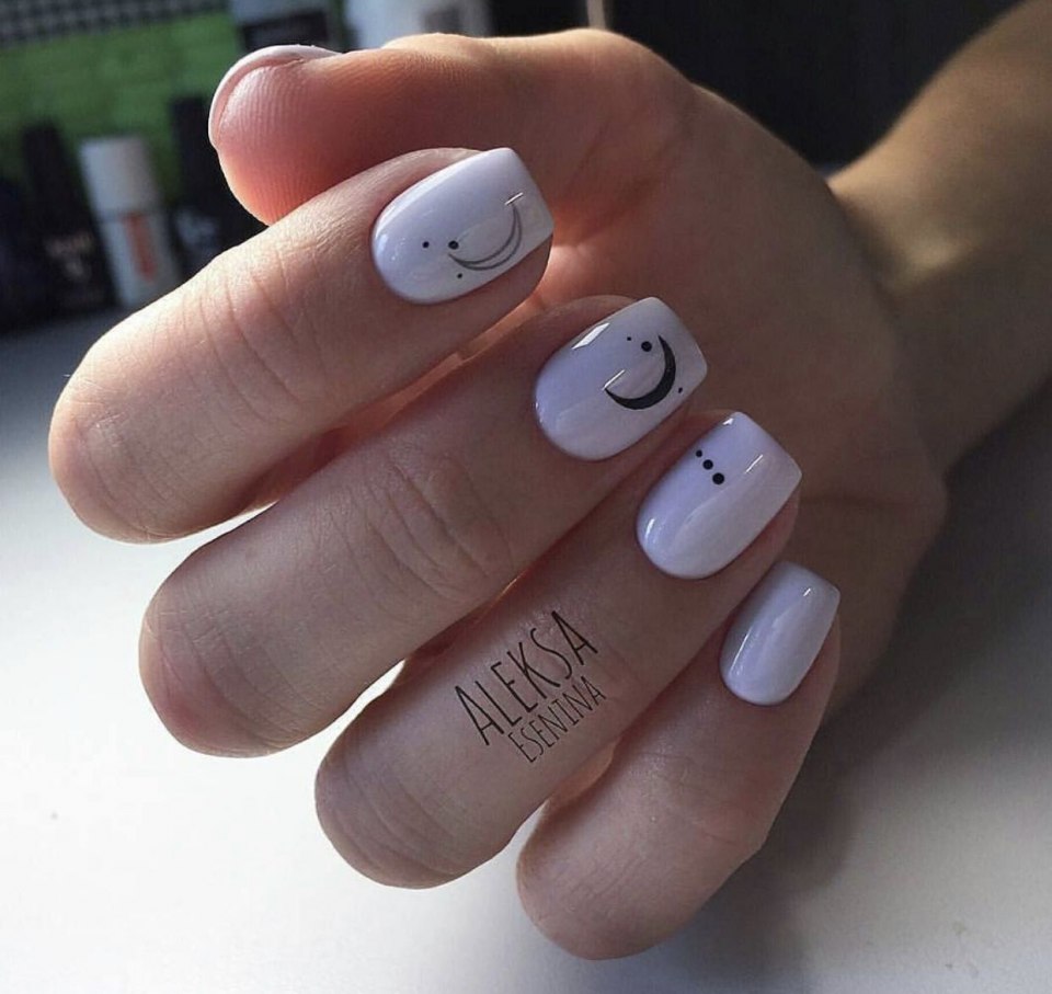 Нежный маникюр с надписями