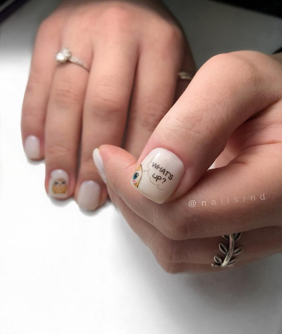 Маникюр с надписями на ногтях