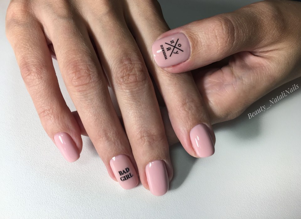 Маникюр с надписями на ногтях
