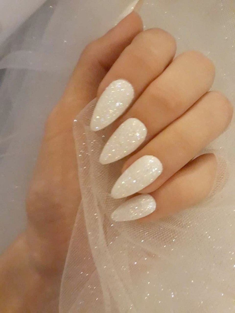 Свадебный маникюр белый