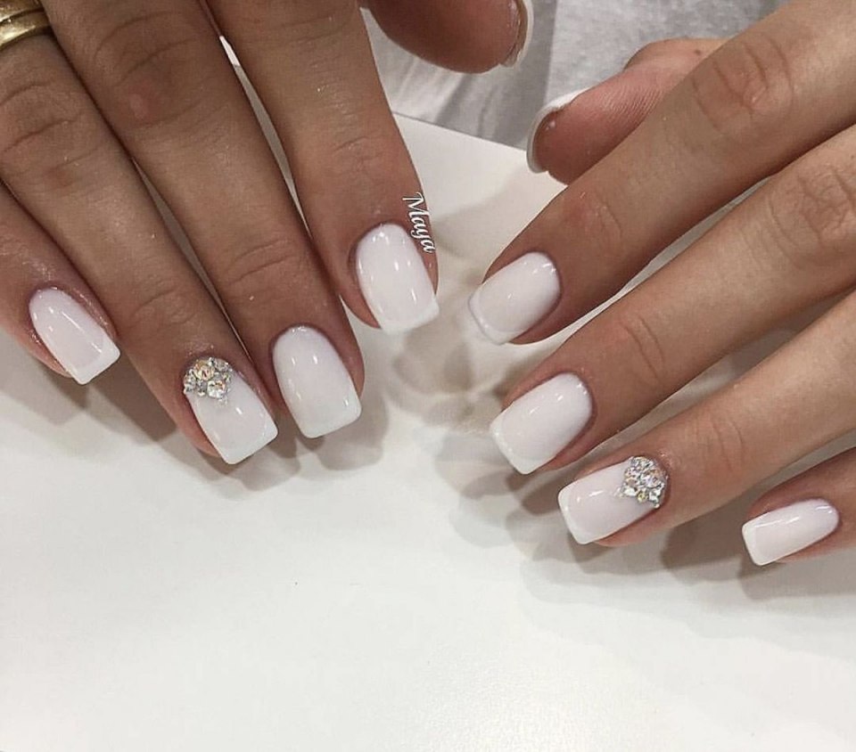 Свадебный маникюр белый