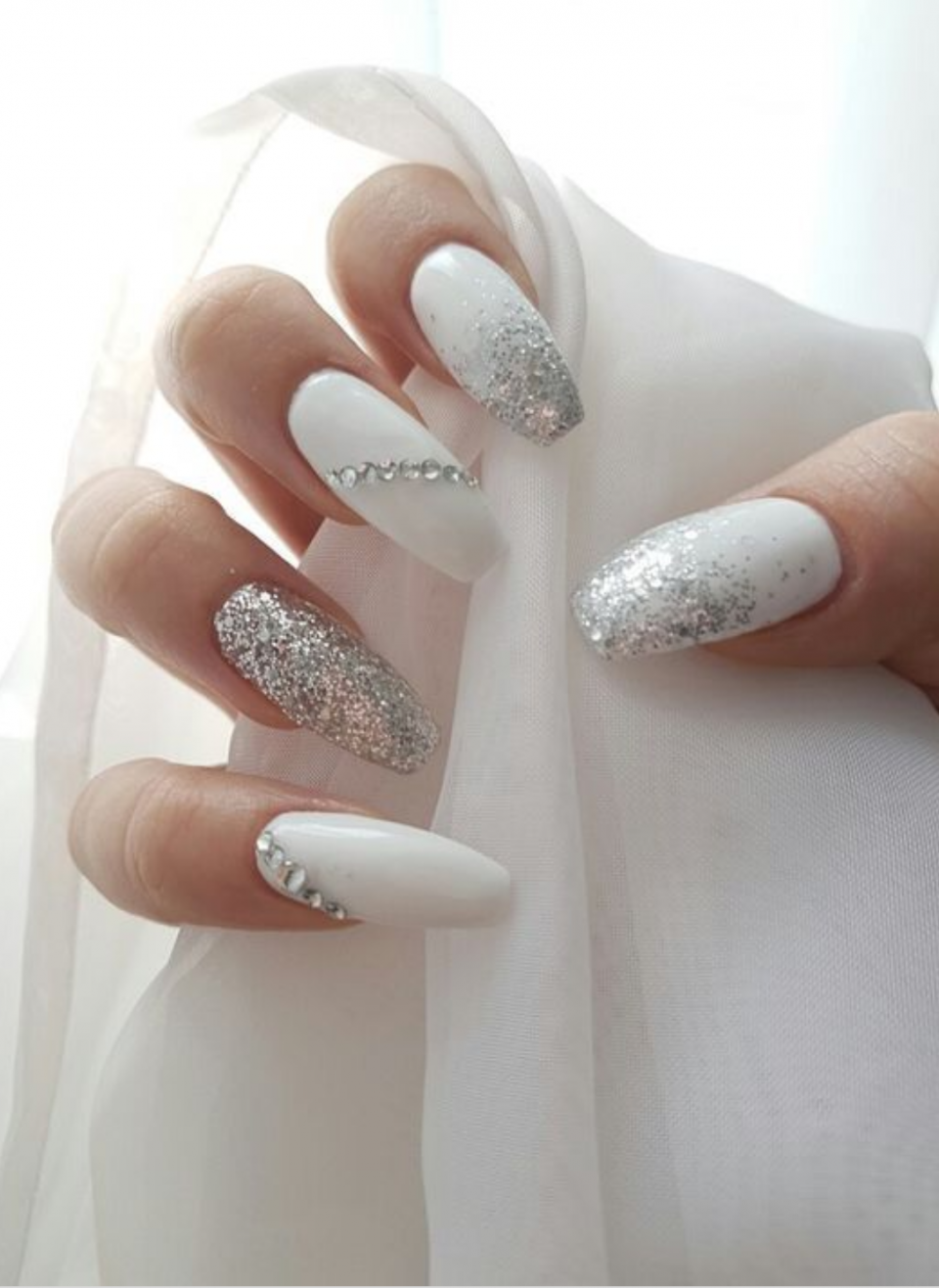Свадебный маникюр на короткие ногти 2021