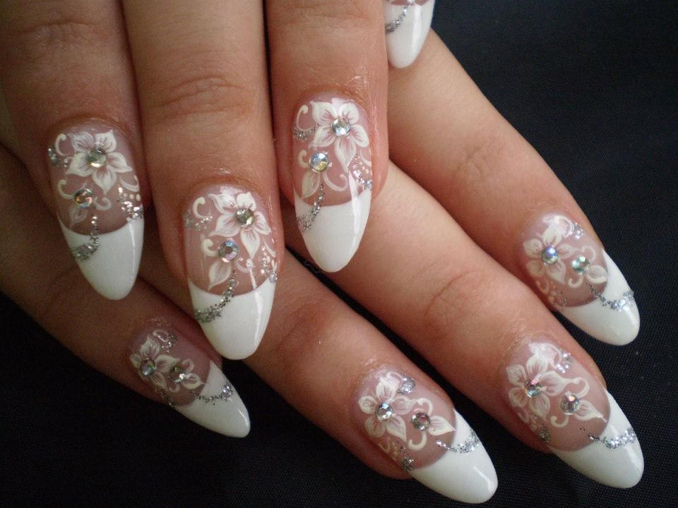 Свадебный маникюр с жемчугом