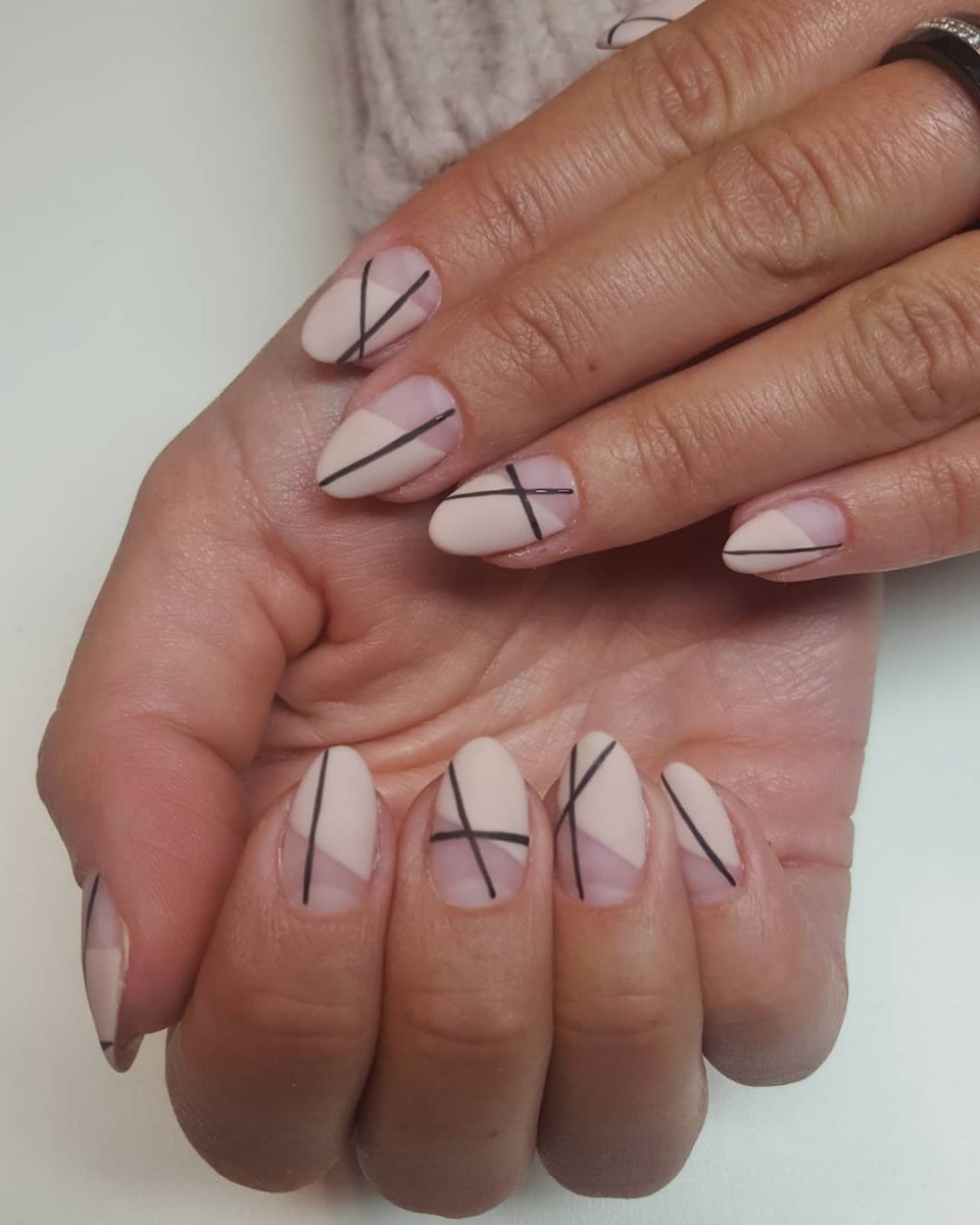 Треугольники на ногтях