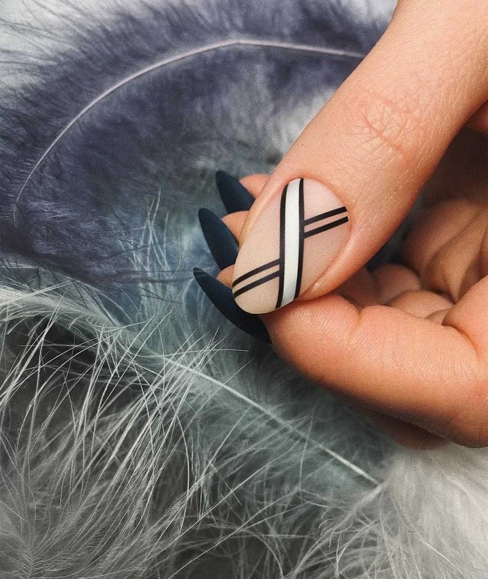 Необычный маникюр с полосками