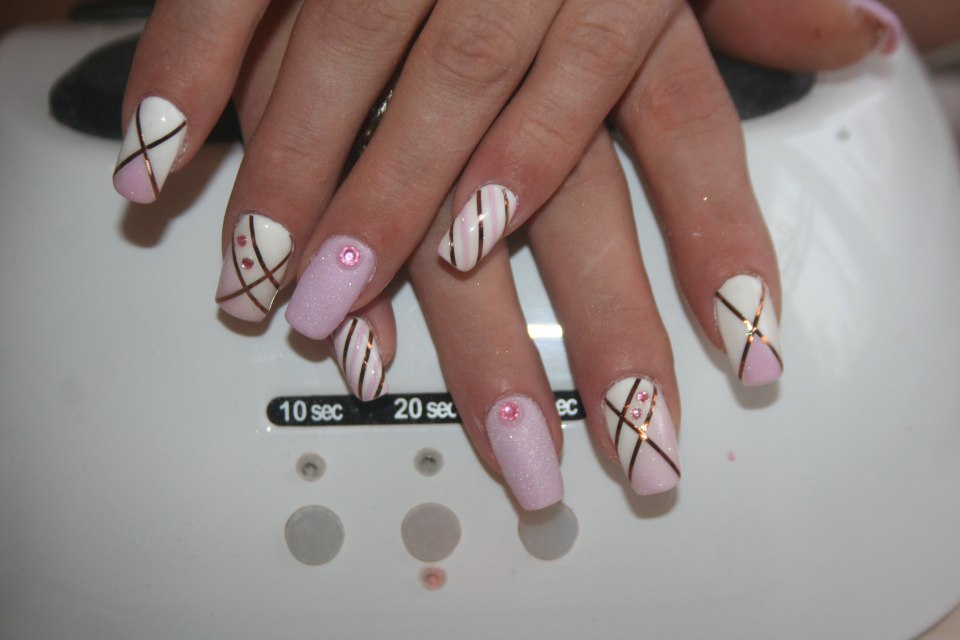 Маникюр с полосками из фольги