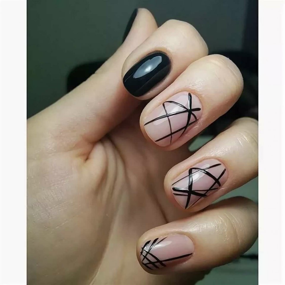 Маникюр с геометрическими линиями