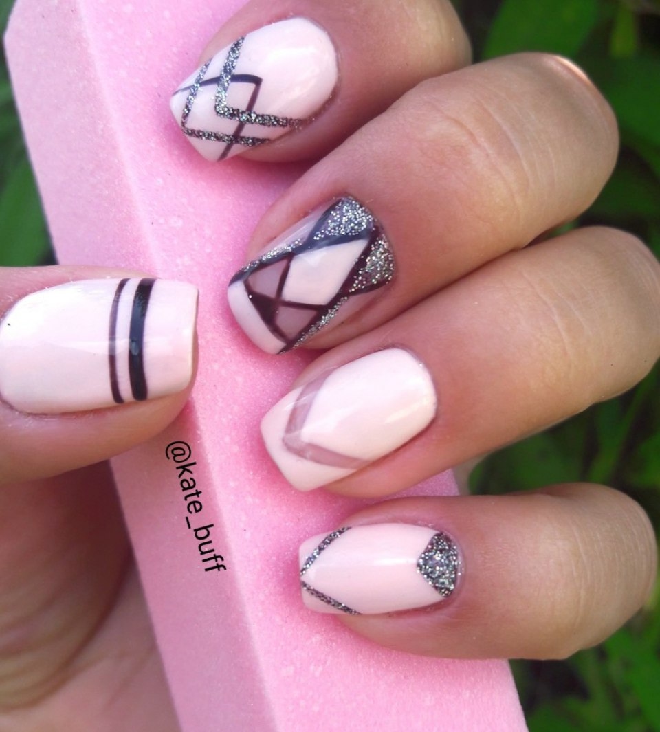 Розовый маникюр с геометрическим рисунком