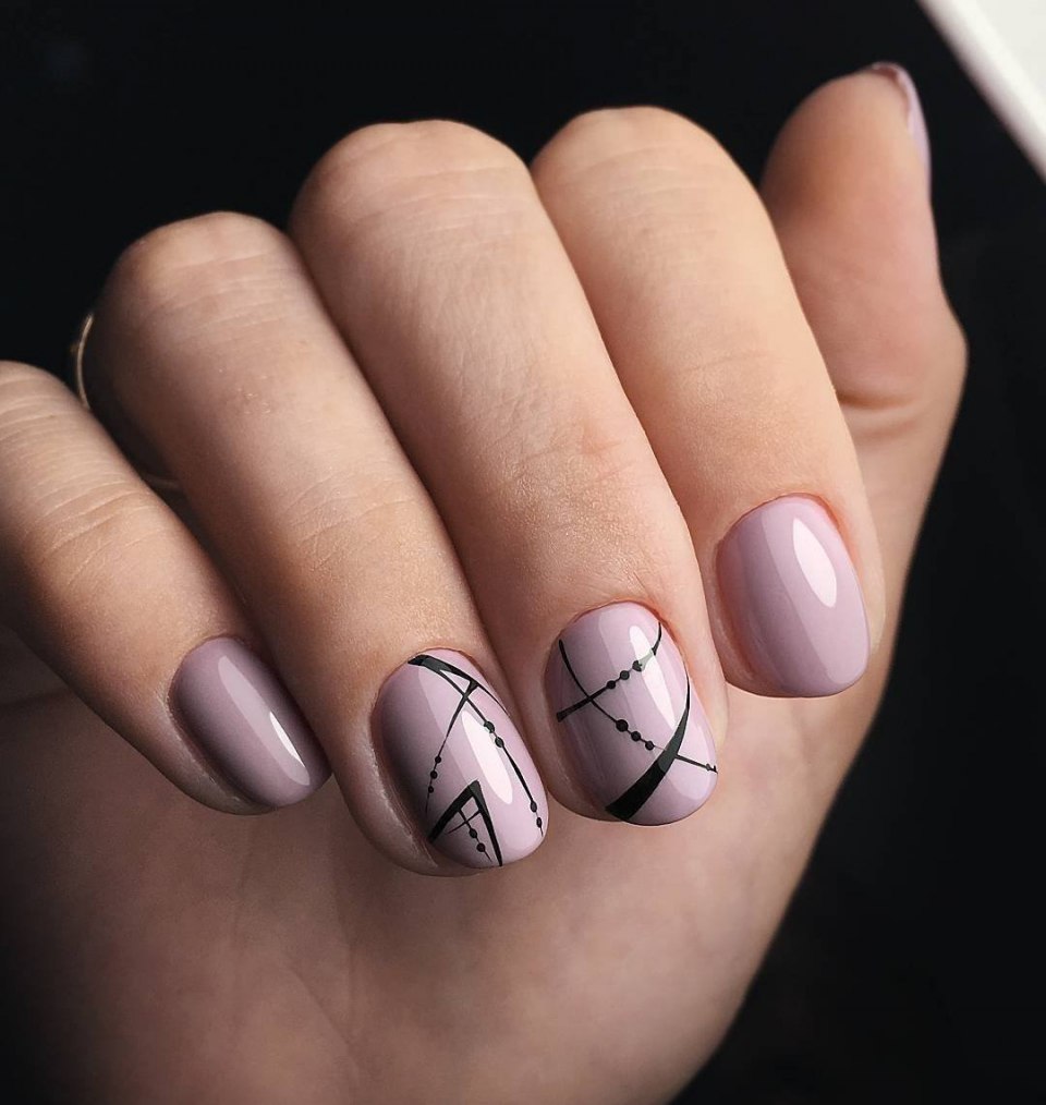 Маникюр с геометрическими полосками