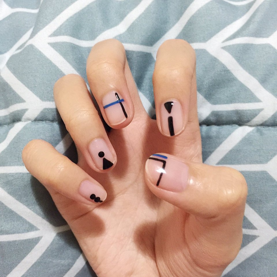 Ногти с точками и полосками