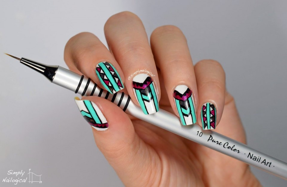 Маникюр с тонкими полосками