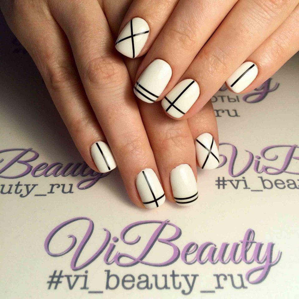 Маникюр с горизонтальной полоской