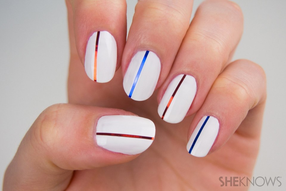 Маникюр с полоскочками