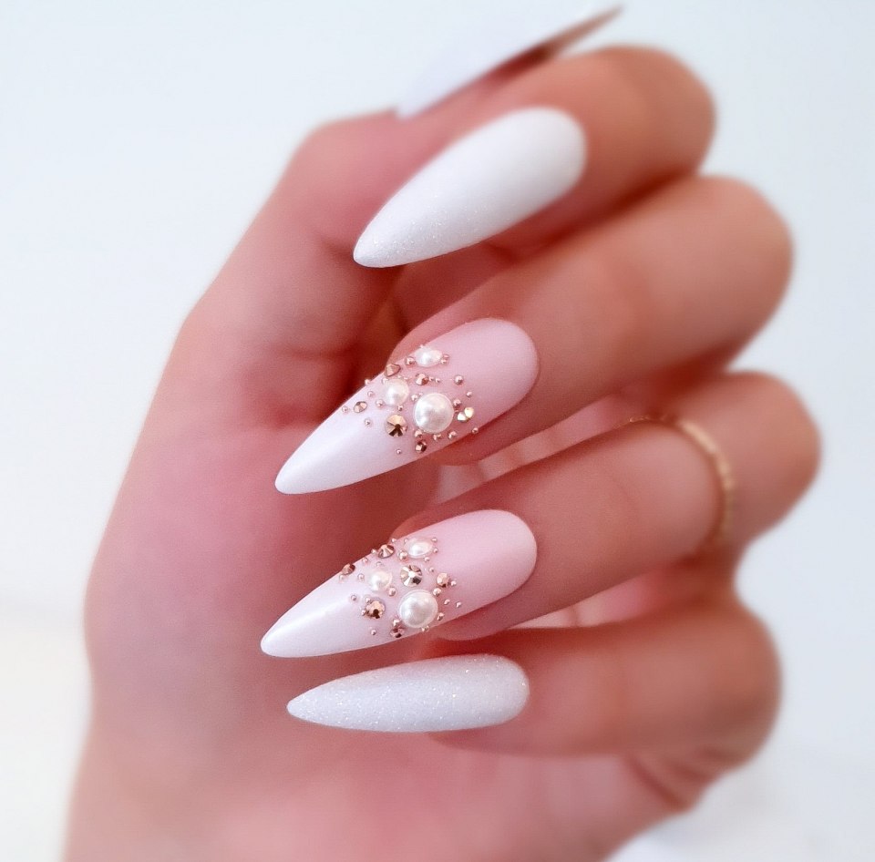 Свадебный маникюр на острые ногти