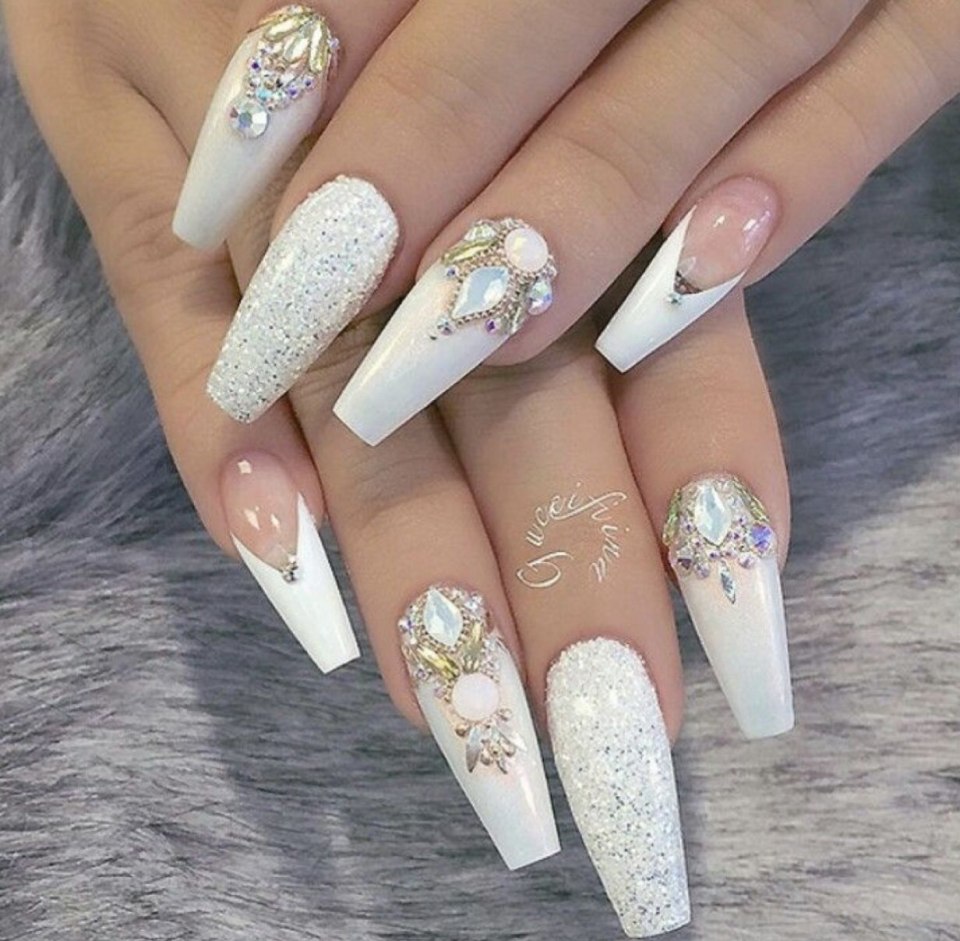 Длинные белые ногти со стразами острые