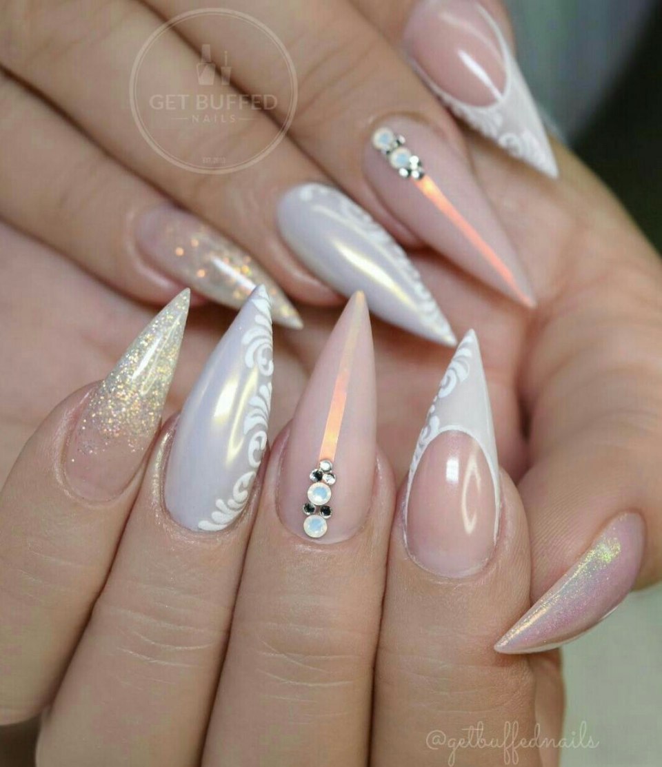 Белый маникюр на острые ногти