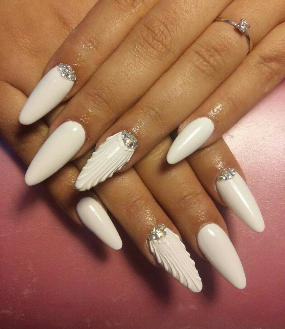 Белый блестящий маникюр на длинные острые ногти