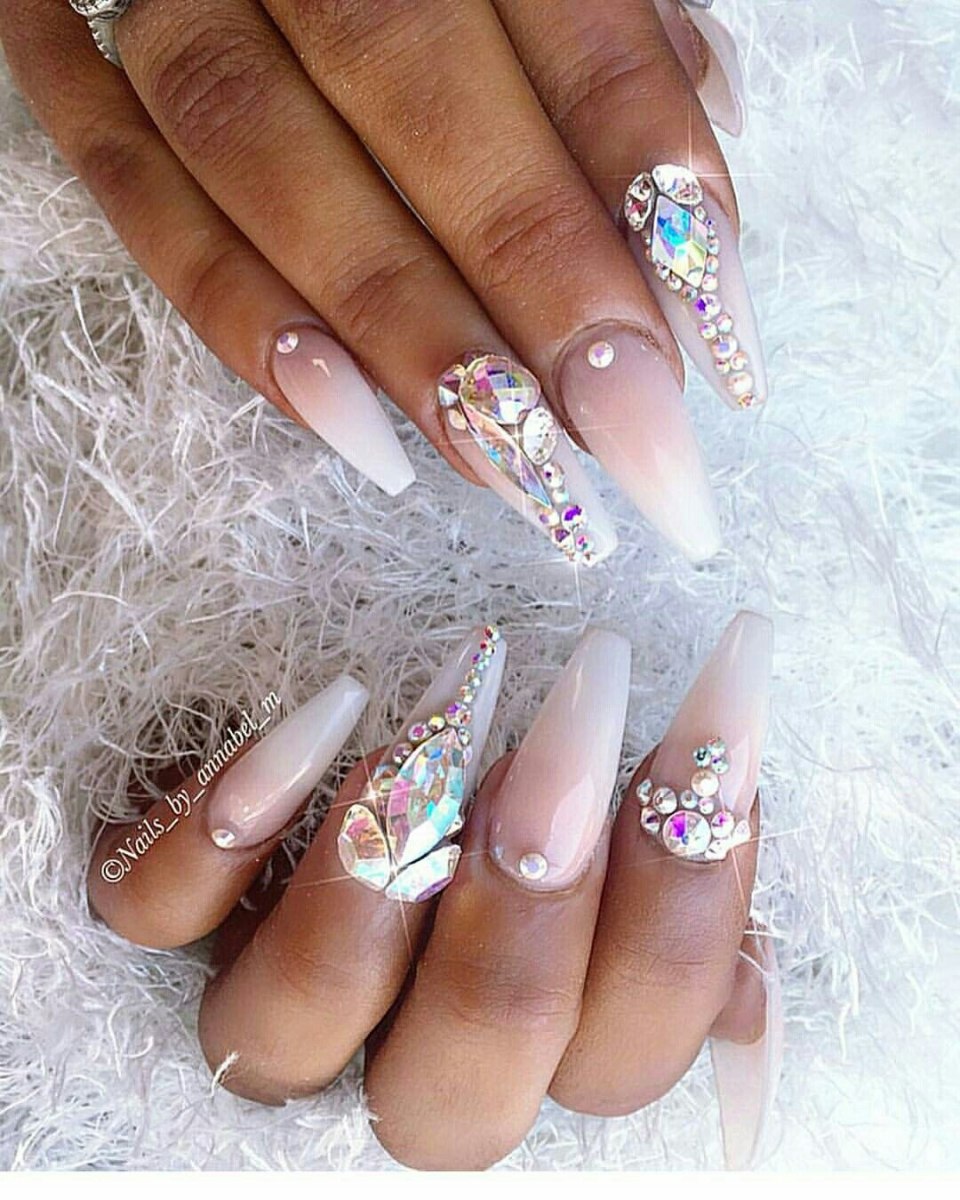 Красивые белые ногти