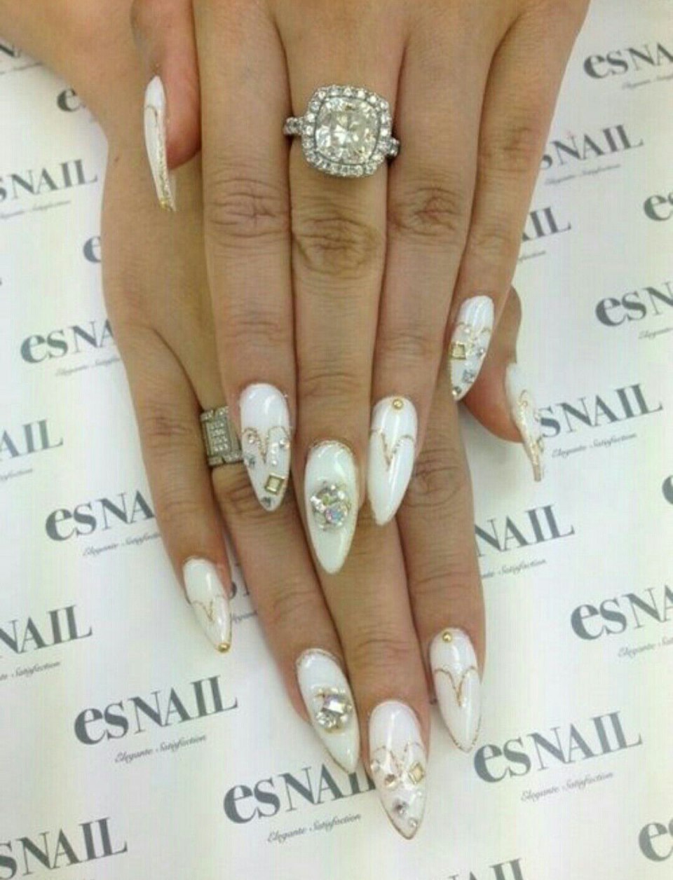 Маникюр со стразами на длинные ногти