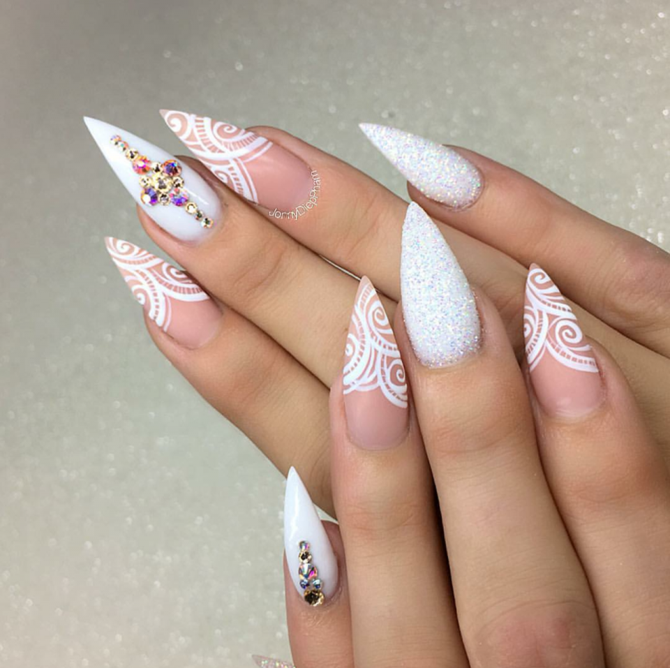 Свадебный маникюр на острые ногти
