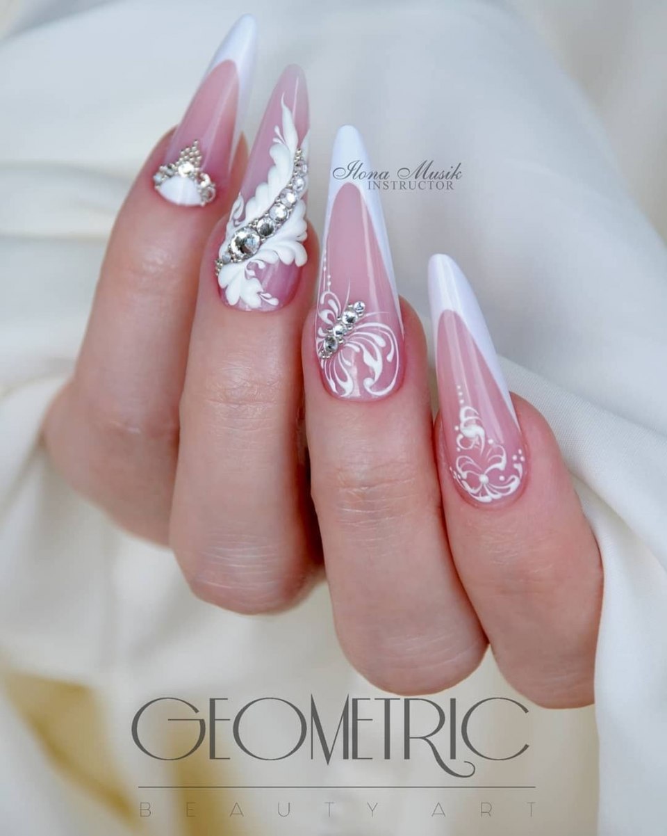 Белый маникюр со стразами