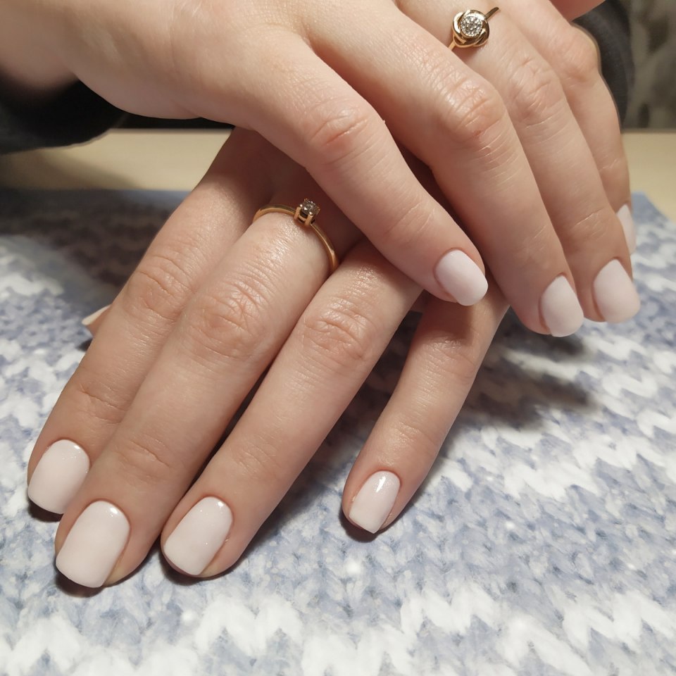 Молочный маникюр с полосками