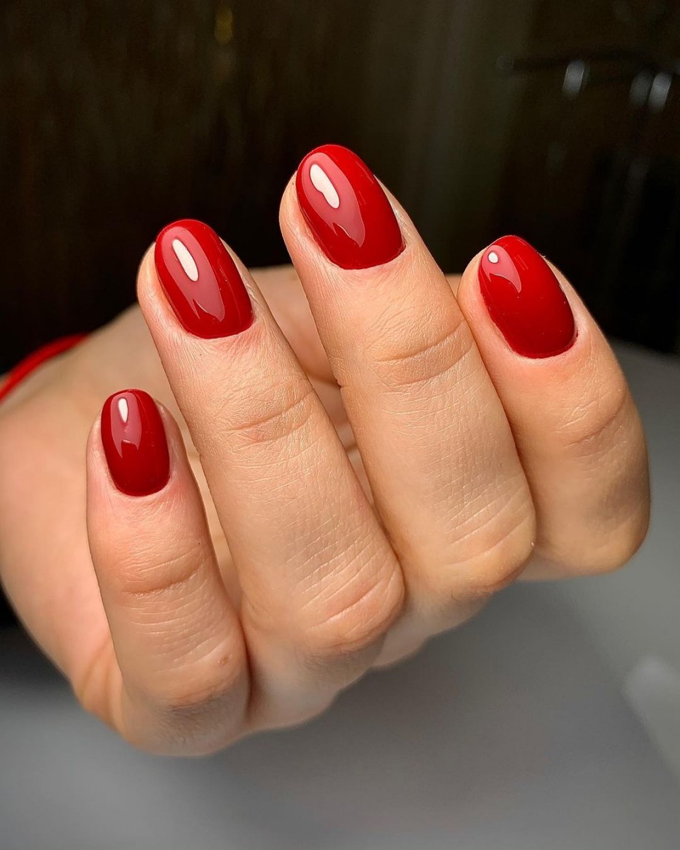 Маникюр на короткие ногти классический красный