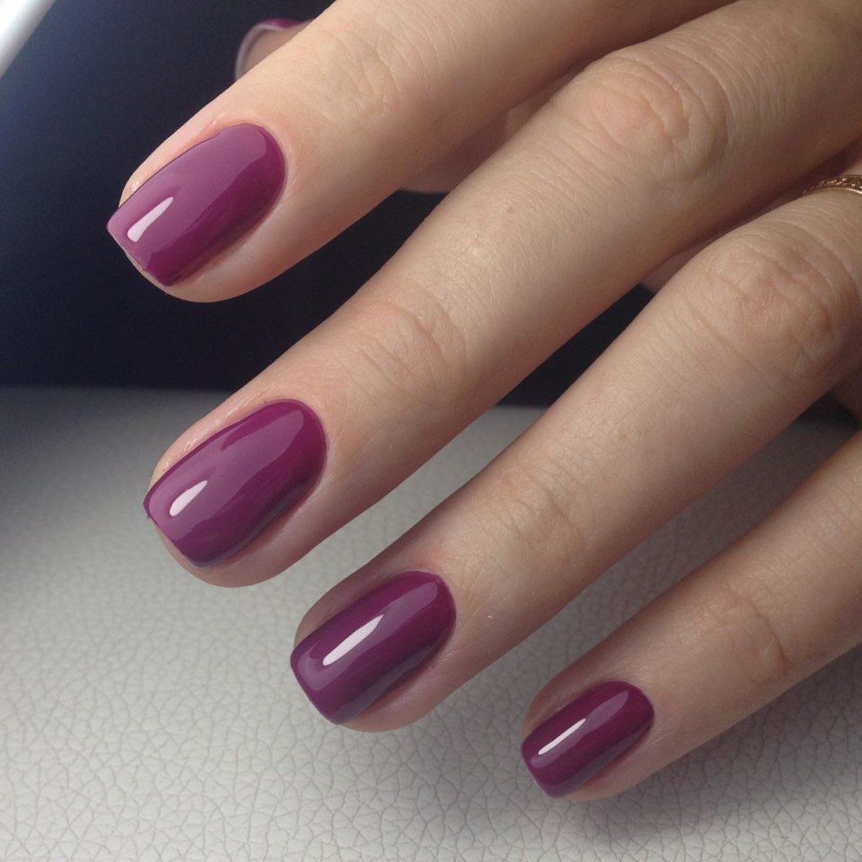 Однотонный маникюр кошачий глаз