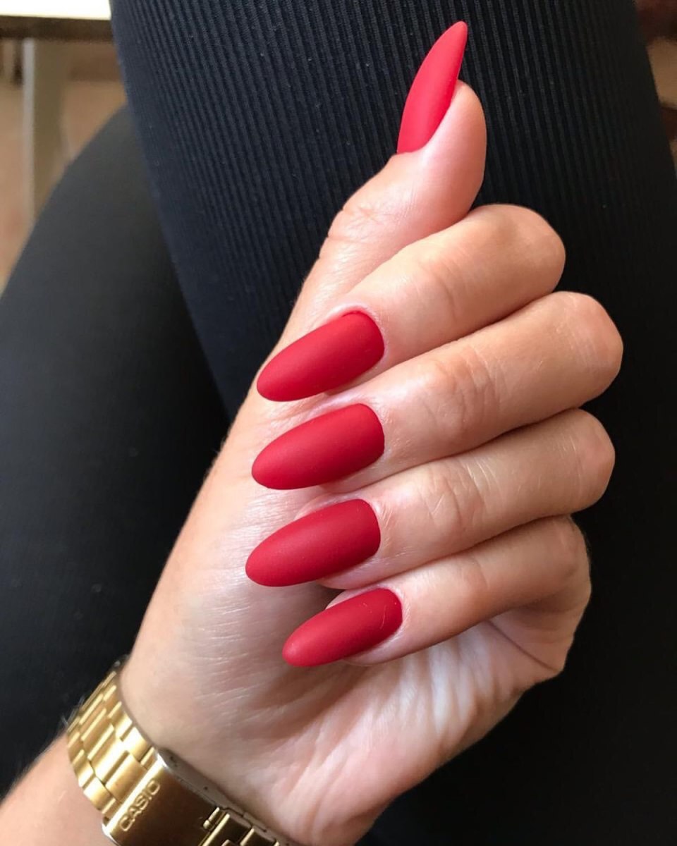 Маникюр с красным цветом