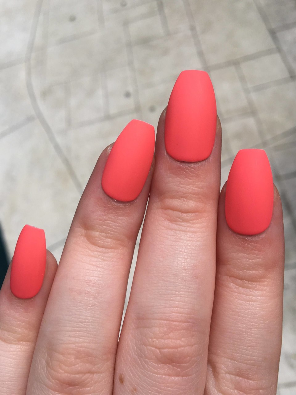 Красные матовые ногти