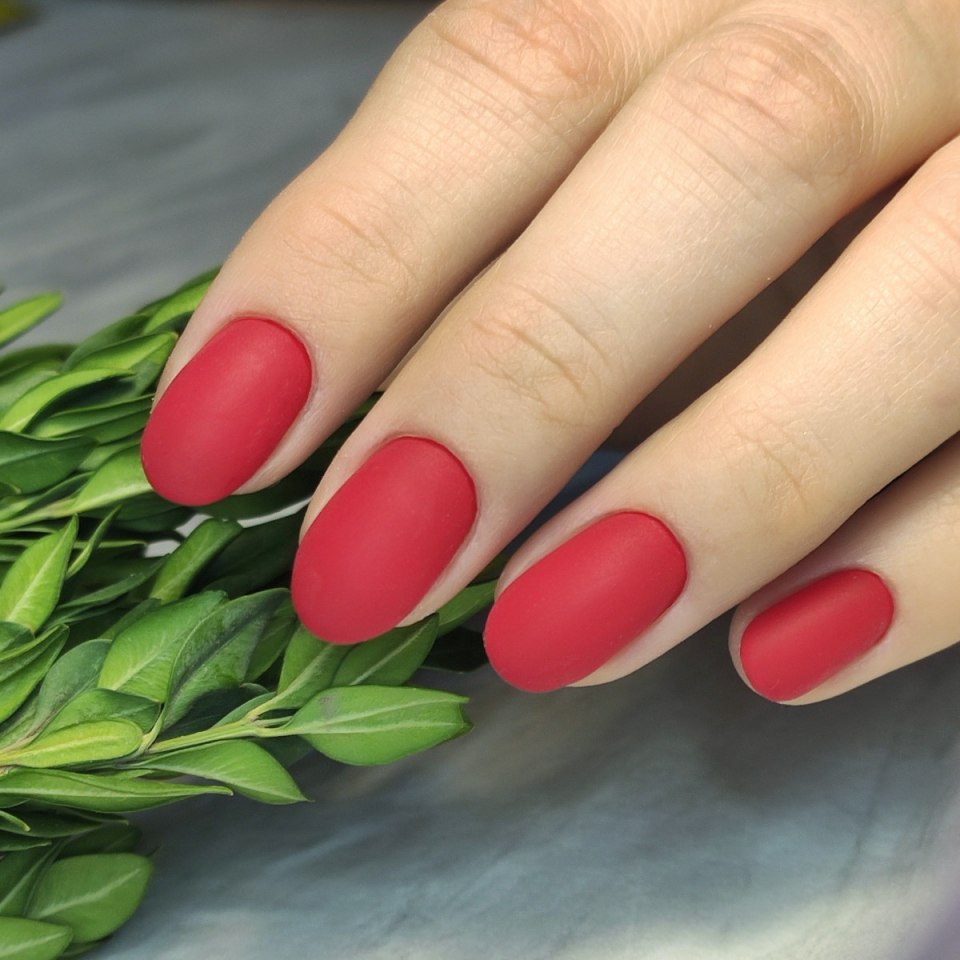Красные матовые ногти