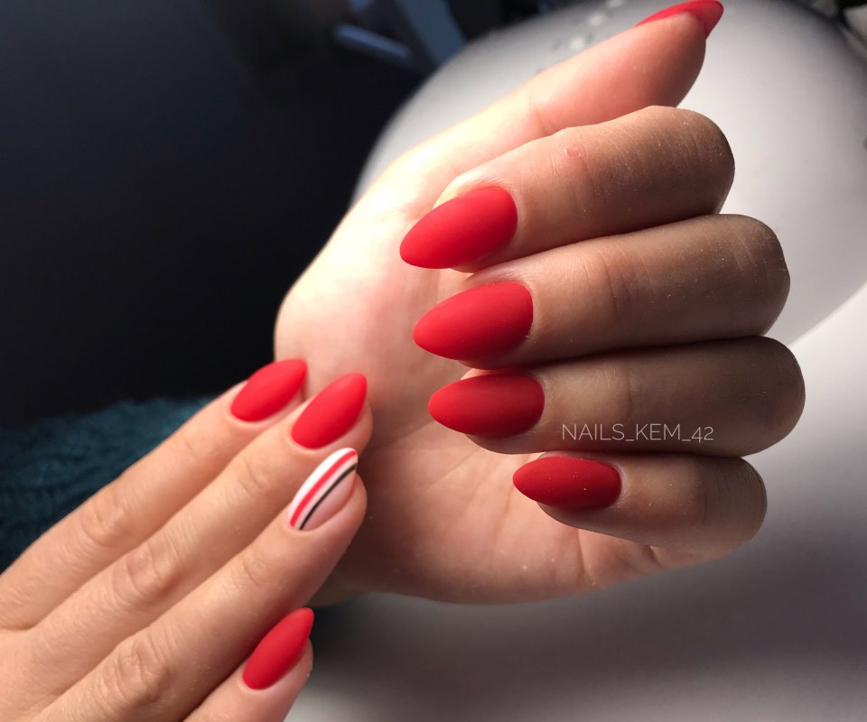 Красный матовый маникюр миндаль